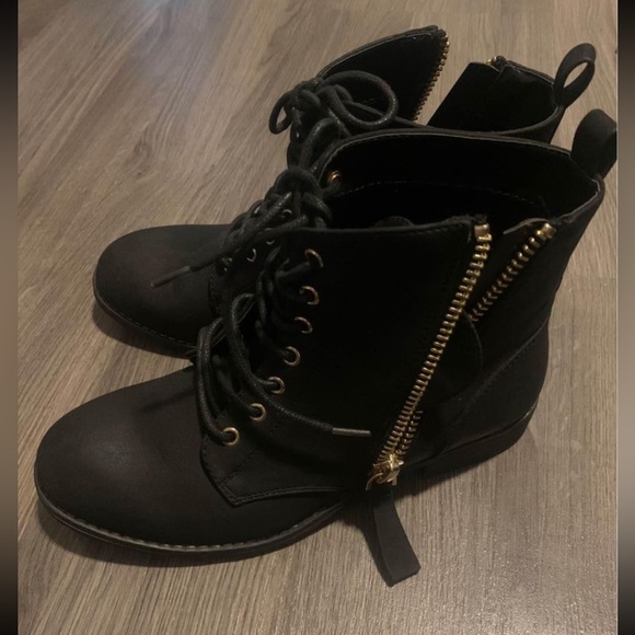 Black boots - Picture 2 of 2